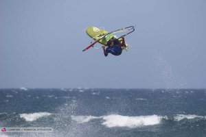 Víctor volando sobre las olas.