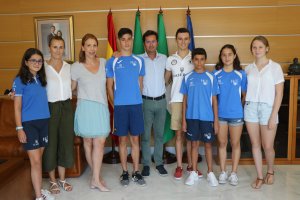 Paco Góngora con los campeones.