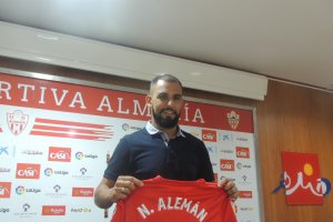 Con su nueva camiseta.