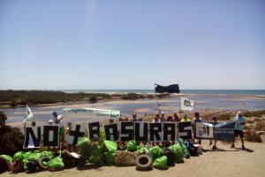 Miembros de Ecologistas en Acción durante la limpieza de la desembocadura.