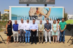 El consejero inauguró la campaña promocional Intensamente en la playa.