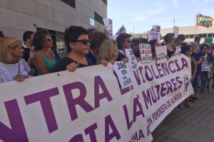 Protesta en apoyo a Juana Rivas celebrada esta mañana ante la Ciudad de la Justicia.