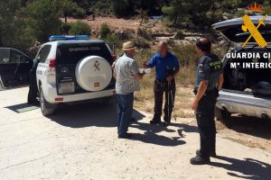 Miembros de la Guardia Civil con uno de los senderistas.