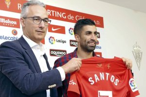 Miguel Torrecilla con el último fichaje de Osasuna.