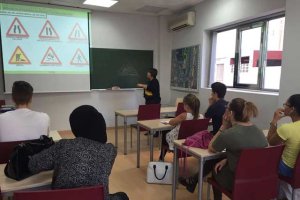 Jóvenes en una clase en una autoescuela.