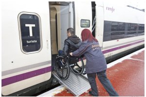 Personal de Atendo ayudando a un pasajero en silla de ruedas.