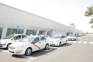 Taxis en la parada del Aeropuerto de Almería.