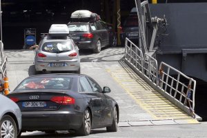 Vehículos embarcando en uno de los ferrys que operan en el Paso del Estrecho.
