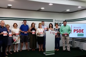 Alcaldes y concejales de municipios de Nacimiento, junto a Adela Segura, sostienen un folleto en el que se pide más guardias civiles.