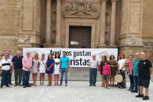 Vecinos, hoteleros, hosteleros y comerciantes muestran su apoyo al sector