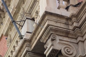 Anclaje colocado en la fachada de la Delegación de Gobierno de la Junta