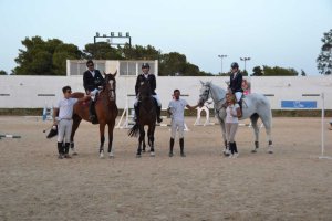 Los ganadores subidos a caballo.