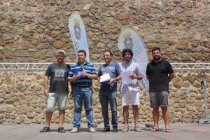 Los ganadores con el alcalde.