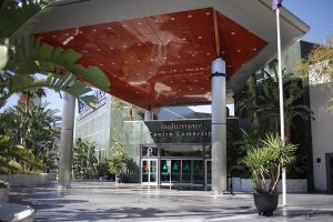 Acceso principal al Centro Comercial Mediterráneo.