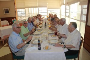 Los antiguos alumnos del Colegio La Salle, de la promoción del año 1949, brindan por su reencuentro al inicio de la comida.