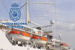 Agentes de la Policía Nacional en el Puerto de Almería.