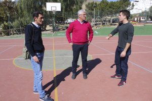 Alcalde, concejal y técnico en una pista del municipio.