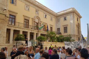 Concentración en la entrada de la Subdelegación.