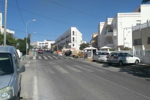 La Avenida de Almería es peligrosa para los peatones al no tener aceras.