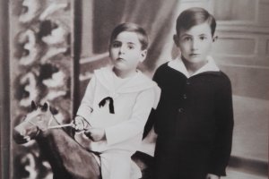 Juan, de oscuro, junto a su hermano Manolo, en una foto publicada en el libro de Miguel Ángel Alonso y propiedad de M. Ángeles Pardo.