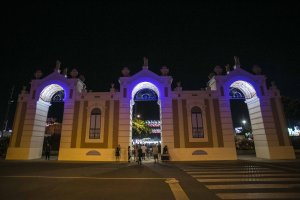 La portada del Recinto Ferial está este viernes noche apagada.