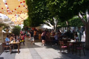 La Feria del Mediodía se llena de buen ambiente, música y ganas de pasarlo bien.