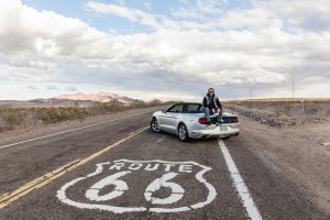 Chema Artero, en el Mustang con el que ha viajado por la Ruta 66.