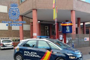La Policía Nacional ha detenido a dos personas en la capital por robar en el interior de un vehículo.