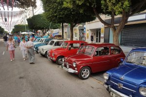 Algunos de los vehículos expuestos en el Paseo de Almería.