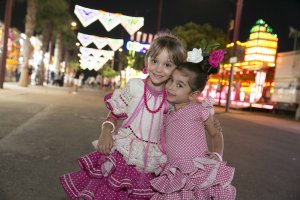 Las pequeñas María y Alba son primas y, por fin, disfrutaron tras un año de espera de los  cacharricos .