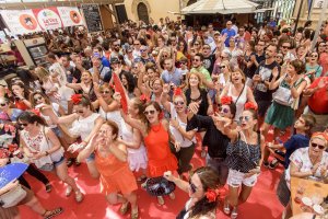 Gran ambiente en el ambigú de LA VOZ y La Bodeguilla Marqués de Heredia con un público entregado a sus divertidas versiones.