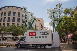 Uno de los vehículos se ha colocado en la parte de arriba del Paseo de Almería.