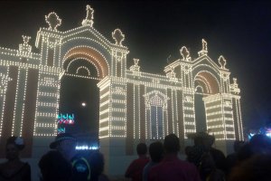 La portada del Recinto Ferial ya está iluminado.