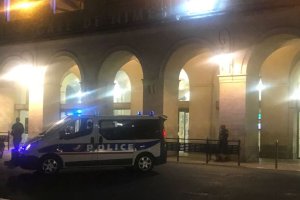 Estación de Nimes evacuada por la Policía francesa.