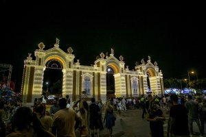 la nueva portada en honor a la fachada del Mercado Central aglutinó a gran cantidad de almerienses