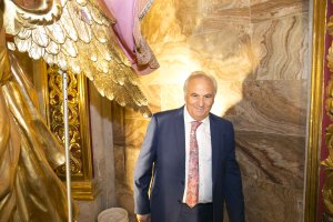 Alfonso García pasea por el camarín de la Virgen del Mar.