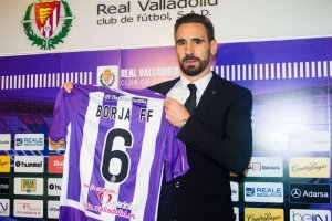 Borja Fernández vestido con traje en su regreso a Valladolid.