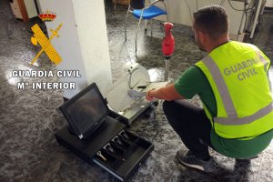 Agente de la Guardia Civil con algunos de los objetos robados.