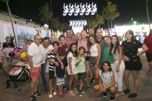 Las familias Céspedes, Pérez, Ferrer y Martínez forman un grupo ideal para las noches en el Recinto Ferial.