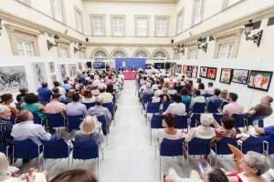 Un gran número de asistentes en Diputación para escuchar el pregón taurino.