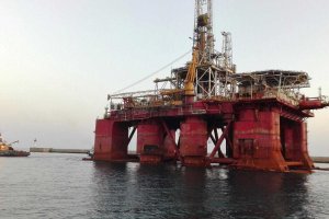 Momento en el que la plataforma abandonó el Puerto de Almería.