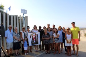 La familia, en el descubrimiento de la placa con el nombre de Pepe "El Tejero.
