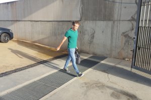 Miguel Corona camino de sus despacho.