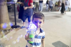 El pequeño Antonio Beltrán abandonaba el Recinto Ferial con su pistola de pompas de jabón, dejando una mágica estela a su paso.