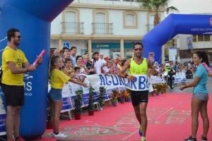 El ganador cruzando la línea de meta.