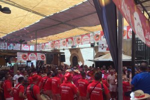 La Charanga sigue animando la Feria del Mediodía.