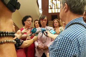 La consejera de Justicia, Rosa Aguilar, al término de su encuentro con la presidenta de la Audiencia provincial, Lourdes Molina.