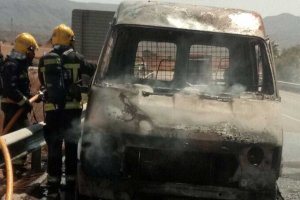 El coche quedó calcinado.