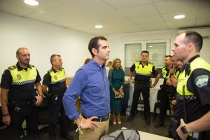 El alcalde habla con algunos de los integrantes en el dispositivo de seguridad.