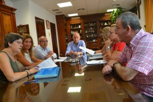 Alcalde y concejales durante la firma de la cesión de los puestos.